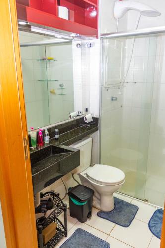 a bathroom with a toilet and a sink and a shower at Quarto Residencial Dubai - Lazer Completo in Brasília