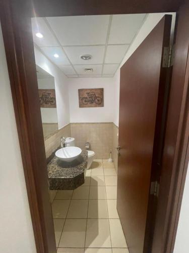 Et badeværelse på Four Stars Dubai Marina JBR