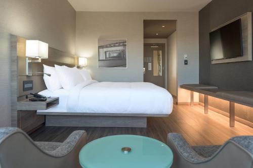 Ένα ή περισσότερα κρεβάτια σε δωμάτιο στο AC Hotel by Marriott Boston North