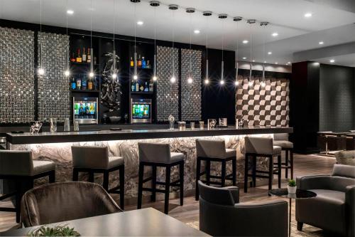 Ο χώρος του lounge ή του μπαρ στο AC Hotel by Marriott Boston North