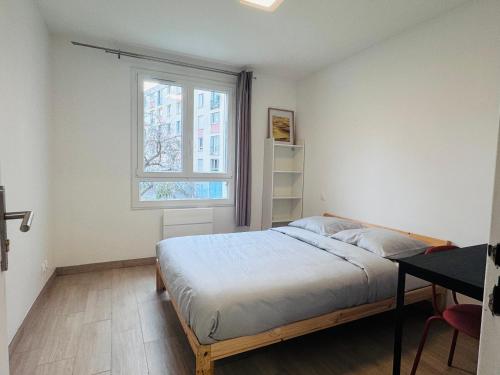 une chambre avec un lit et une fenêtre dans l'établissement Grand F4 Rueil proche Paris et RER A Calme et Confort au Coeur de la Ville, à Rueil-Malmaison