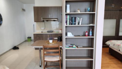 クアラルンプールにあるParkview KLCC ITSKAYA 21 13Aのテーブルと本棚のある部屋