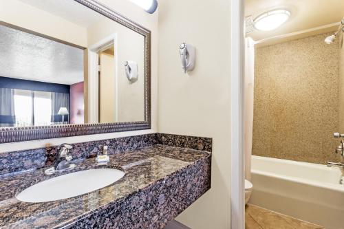 Kamar mandi di Days Inn by Wyndham Fort Lauderdale-Oakland Park Airport N