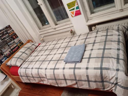 Postel nebo postele na pokoji v ubytování Sharing bedroom with Host near Alexanderplatz