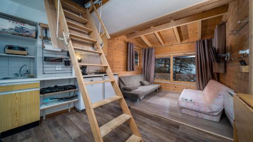 une petite maison avec une échelle dans un salon dans l'établissement Le Schuss IV 377 - 2P4, à Allos