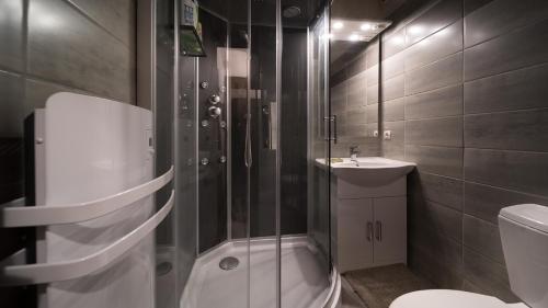une salle de bain avec une douche, des toilettes et un lavabo dans l'établissement Le Schuss IV 377 - 2P4, à Allos