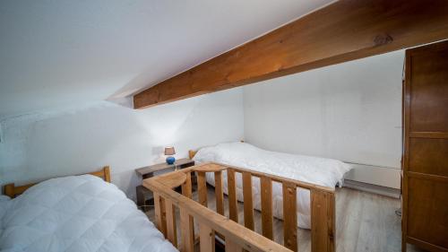 - 2 lits jumeaux dans une chambre avec escalier dans l'établissement Le Schuss IV 377 - 2P4, à Allos