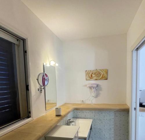 ファヴィニャーナにあるCanova LUXURY ROOMS A POCHI PASSI DAL CENTROの洗面台と鏡のあるバスルーム