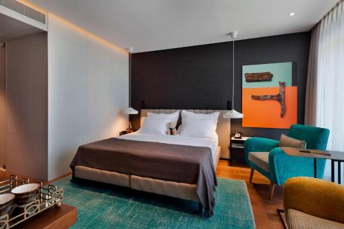 Ένα ή περισσότερα κρεβάτια σε δωμάτιο στο Publica Isrotel, Autograph Collection