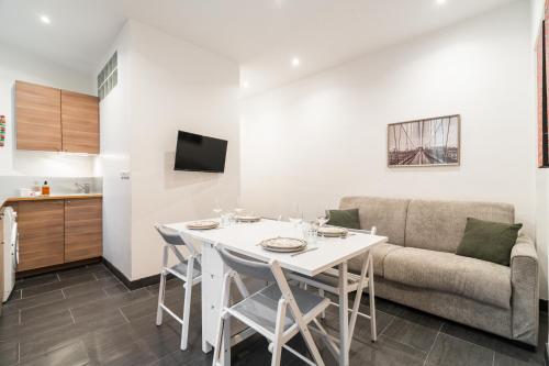 un salon avec une table blanche et un canapé dans l'établissement Appartement cosy à 2 min de Paris 16 ème, à Boulogne-Billancourt