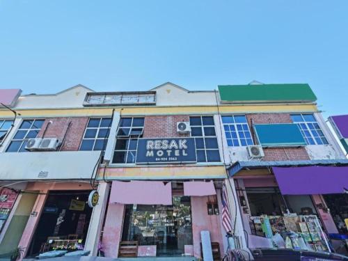 a building with a sign that reads relax motel at LH Resak Hotel in Changlun