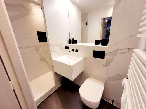 une salle de bain blanche avec des toilettes et un lavabo dans l'établissement T2 Cabine avec Balcon et WIFI sur la Digue de Wimereux - FR-1-675-39, à Wimereux