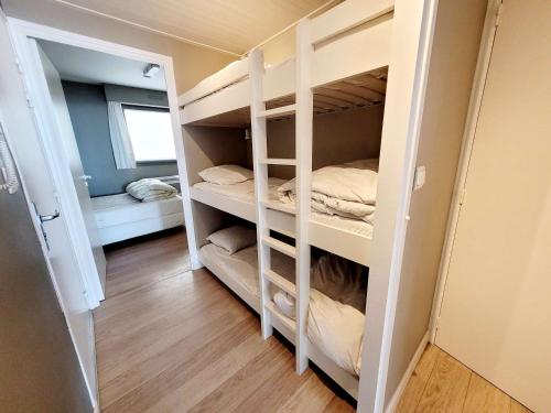 - une petite chambre avec des lits superposés dans l'établissement T2 Cabine avec Balcon et WIFI sur la Digue de Wimereux - FR-1-675-39, à Wimereux