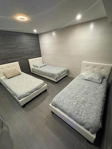 - 2 lits dans une pièce dans l'établissement Logement fenay 15 minutes de Dijon, à Fénay