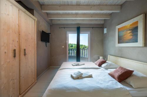 Posteľ alebo postele v izbe v ubytovaní 8-bedroom Villa Bianca with Sea View and Pool Table