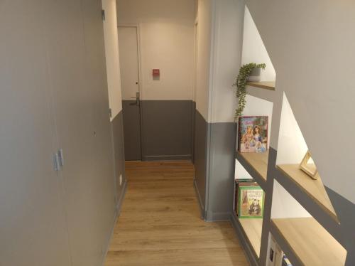 un couloir menant à une porte dans l'établissement Chambre Nérondes Le Lion d'Or, à Nérondes