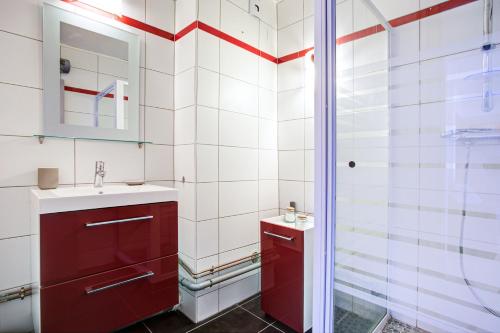 a bathroom with a sink and a shower at Soleil et Montagne - Au pied station les Angles in Les Angles