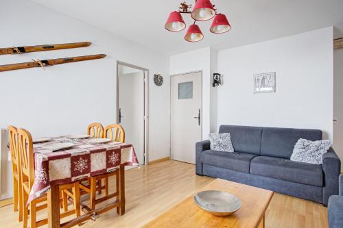 un salon avec une table et un canapé dans l'établissement Soleil et Montagne - Au pied station les Angles, aux Angles