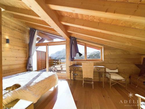 une chambre avec un lit et un bureau avec une fenêtre dans l'établissement Luxueux Appartement 4* Alpin, 5 Pièces, 4 Ch, Proche Pistes, Parking, WiFi - FR-1-398-549, à La Rosière