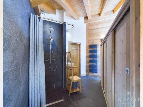 La salle de bains est pourvue d'une douche avec rideau de douche. dans l'établissement Luxueux Appartement 4* Alpin, 5 Pièces, 4 Ch, Proche Pistes, Parking, WiFi - FR-1-398-549, à La Rosière