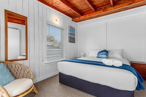 Postel nebo postele na pokoji v ubytování Tirohanga Beach Escape