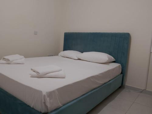 Two bedroom holidays apartment, walking distance to the beach and Harbour