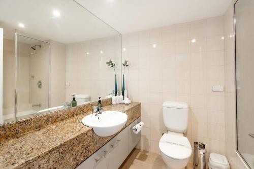 Ένα μπάνιο στο Sublime Palm Cove 2BR Beachfront Apt - Lagoon Pool