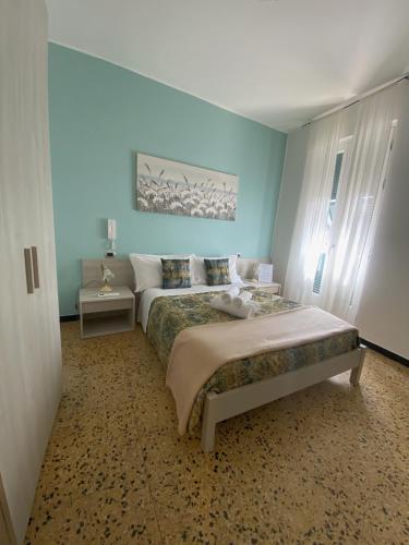 a bedroom with a large bed in a room at Pensione Sorriso in Vernazza