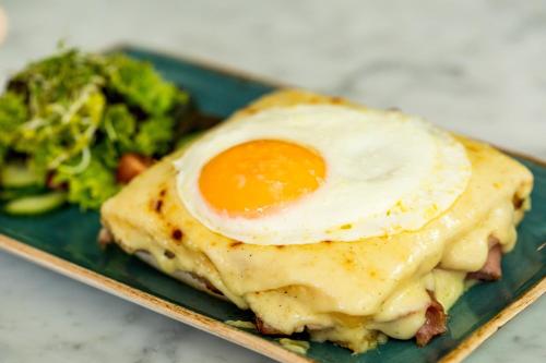 ホテルの敷地内または近くでの食事または食べ物