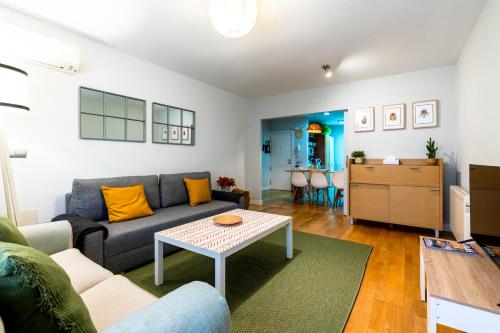 Free parking and 10 min walk to the city centre