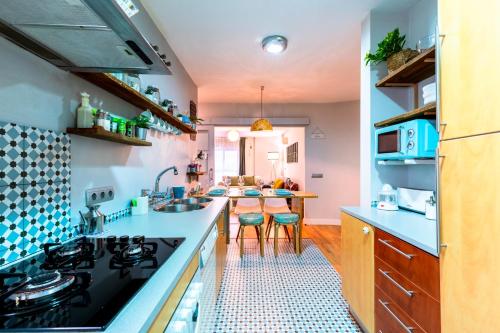 Free parking and 10 min walk to the city centre