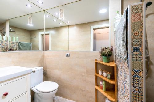Free parking and 10 min walk to the city centre