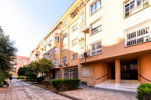 Free parking and 10 min walk to the city centre