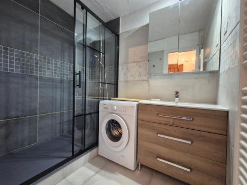 La salle de bains est pourvue d'un lave-linge et d'une douche. dans l'établissement SLA606 -Charmant 2 pièces, 4 pers - Tignes, à Tignes