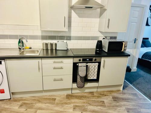 Kuchyň nebo kuchyňský kout v ubytování Studio Flat In Doncaster
