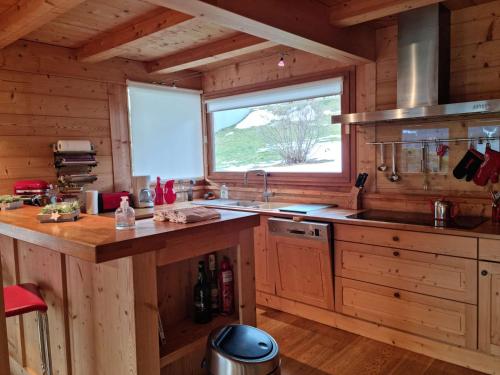 - une cuisine avec évier et une fenêtre dans une cabine dans l'établissement Chalet de luxe au calme avec salle de jeux, belle terrasse et proximité ski - Grand-Bornand - FR-1-458-193, au Grand-Bornand