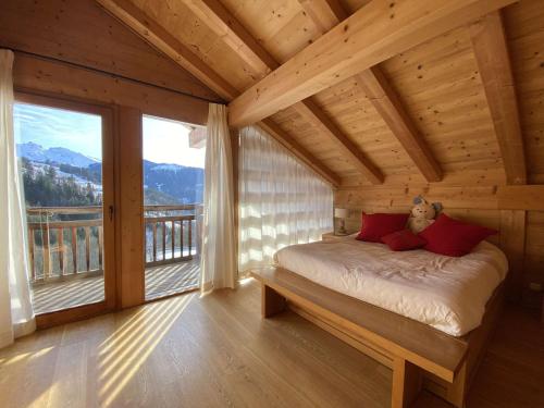 une chambre avec un lit avec un ours en peluche dessus dans l'établissement Chalet de luxe au calme avec salle de jeux, belle terrasse et proximité ski - Grand-Bornand - FR-1-458-193, au Grand-Bornand