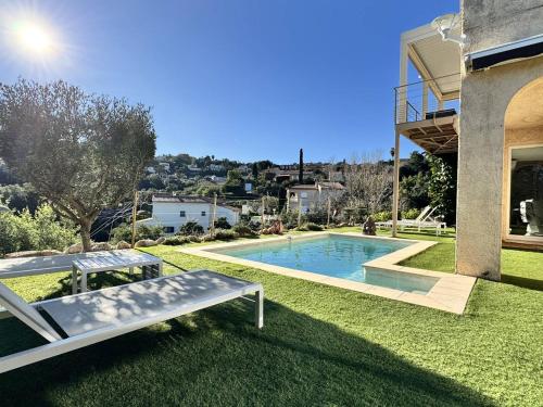 une cour arrière avec une piscine et une maison dans l'établissement Villa rénovée avec piscine, clim, proche plages et commerces, 6 pers., Les Issambres - FR-1-768-67, à Roquebrune-sur Argens