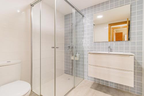 Phòng tắm tại Chalet de Aranda - Elegante Casa para 7 con jardín privado, AC y WiFi