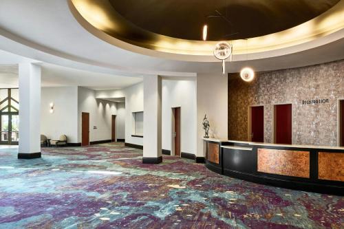 a large lobby with a marble floor and a round ceiling at Renaissance Phoenix Glendale Hotel & Conference Center in Glendale