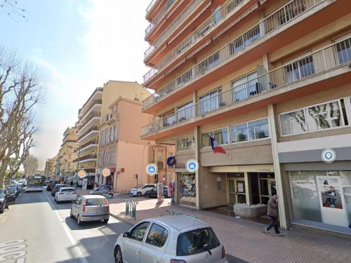 Spacieux 2P centre Menton avec terrasse, clim et parking privé