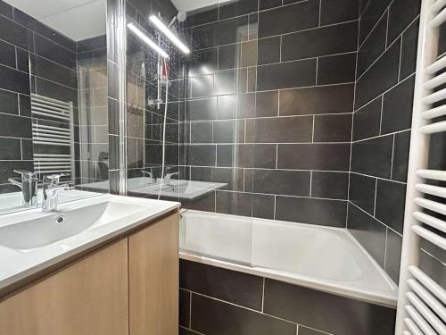 Salle de bains dans l'établissement Appartement cosy avec jardin et parking à Demi-Quartier - FR-1-597-186