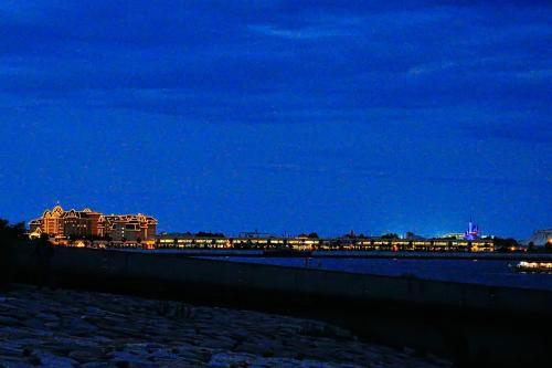 a view of the beach at night with a city at Degere in Tokyo