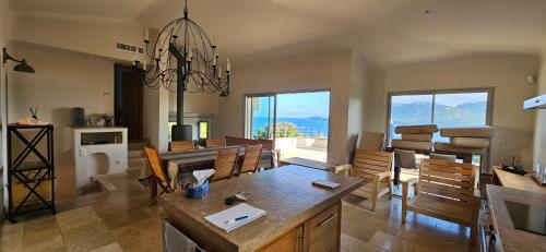 une cuisine et une salle à manger avec une table et des chaises dans l'établissement Marina-piscine privée-wifi-Accès Sporting Club Marina di Fiori, à Porto-Vecchio