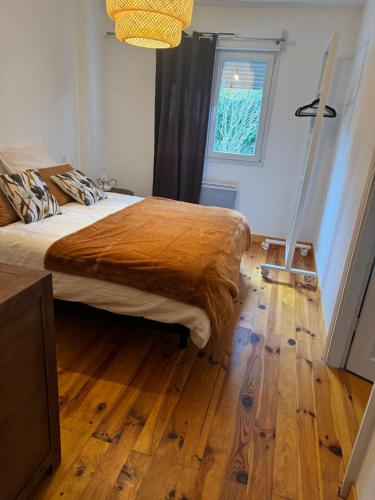 une chambre avec un grand lit avec un plancher en bois dans l'établissement Grain de folie, à Mulhouse
