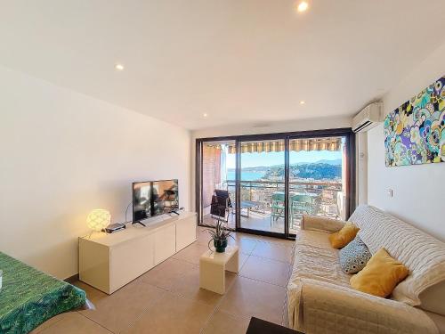 un salon avec un canapé et une télévision dans l'établissement Nestor&Jeeves - PANORAMA AZUR - View Sea - PARKING, à Nice