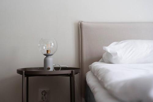 LugnvikにあるCozy Studio for 3 guests Sportbyn Ostersundの照明付きナイトスタンド