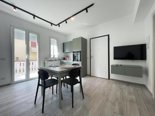 a kitchen and dining room with a table and chairs at Dione Casa Vacanze Donnalucata - Verde in Donnalucata