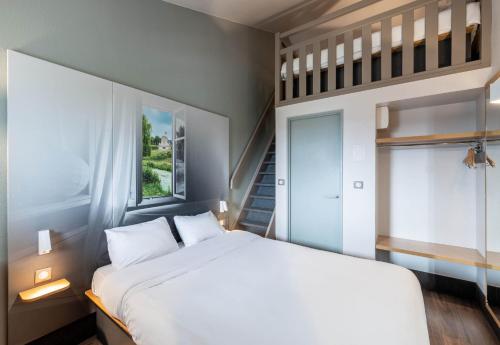 Кровать или кровати в номере B&B HOTEL Lille Seclin Unexpo