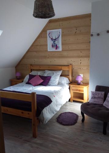 une chambre avec un grand lit et une chaise dans l'établissement Maison de montagne, à La Cabanasse